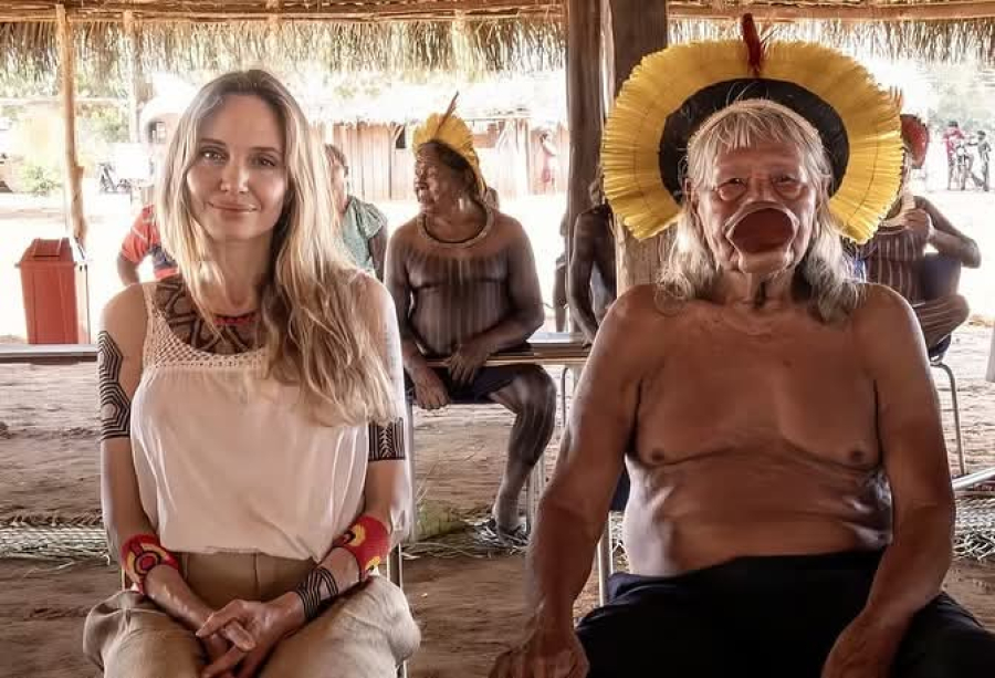 Angelina Jolie visita aldeia no Xingu e se reúne com cacique Raoni