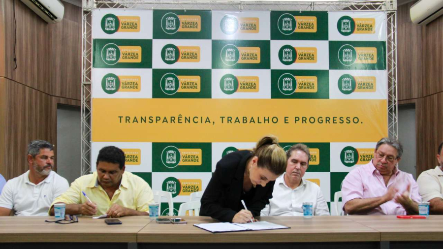 Flávia e Tião assinam projeto de lei que concede recomposição aos profissionais da educação