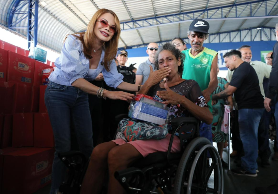 Primeira-dama de MT e Setasc entregam cestas natalinas em Cuiabá: “Faz a gente sentir que ainda importa”, afirma beneficiário