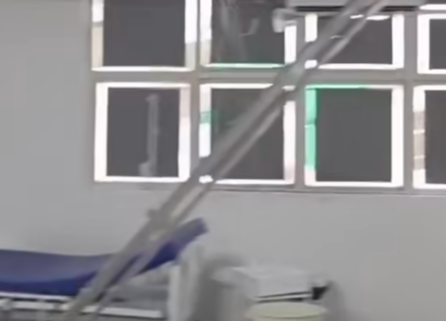 Teto desaba e água invade pronto-socorro de Cuiabá durante temporal; pacientes são retirados às pressas