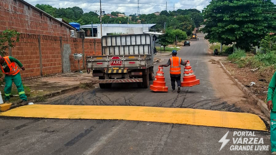 Prefeitura intensifica tapa-buracos e reforça sinalização no Jardim Ikaray