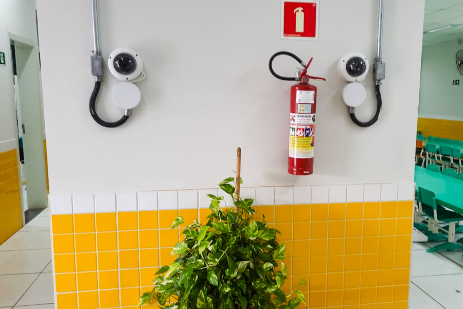 Setenta escolas de Várzea Grande já contam com câmeras de segurança e monitoramento 24 horas
