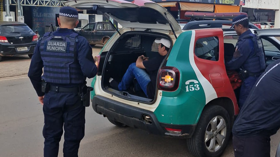 Guarda Municipal flagra trio com drogas no Centro de Várzea Grande e apreende veículo