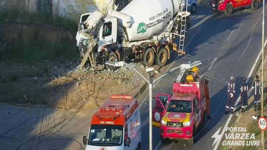 Caminhão betoneira derruba poste e interdita Avenida Ulisses Pompeu de Campos em Várzea Grande