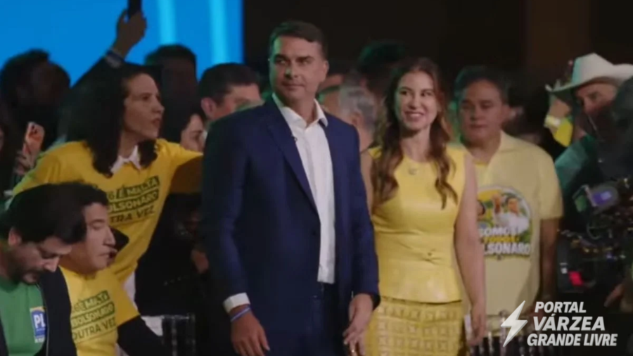 Flávio Bolsonaro é oficializado candidato à Presidência e sai em defesa de Jair Bolsonaro durante convenção do PL