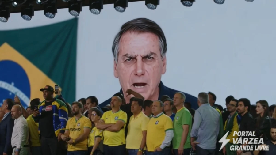 Campanha de Flávio Bolsonaro usa inteligência artificial para exibir mensagem de Jair Bolsonaro durante convenção do PL
