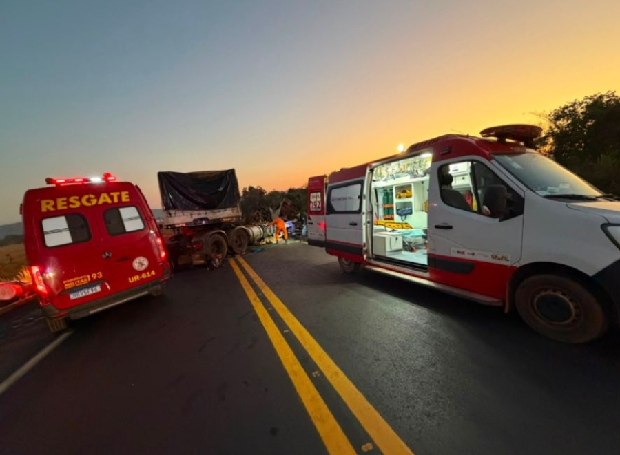Três pessoas morrem e uma fica ferida em colisão entre caminhões na BR-158, em Confresa